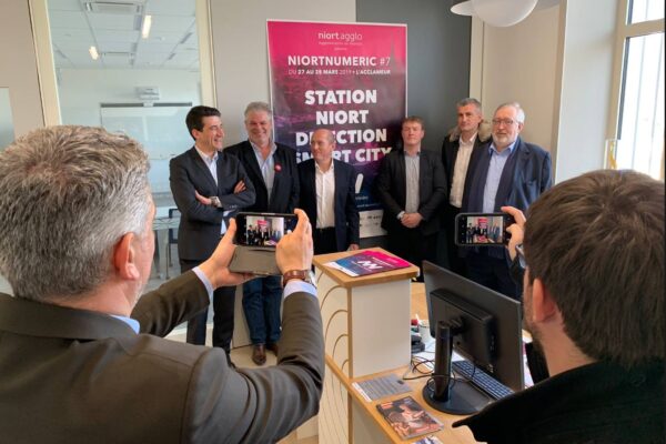 Remise en 2016 du label thématique French Tech à la ville de Niort lors de l'inauguration des locaux Niortech place de la Brèche.
Jérome Baloge, Jean-Christophe Gilbert, Eric Persais,...